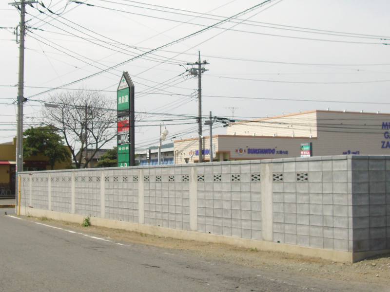 みどり市大間々町墓地ブロック塀