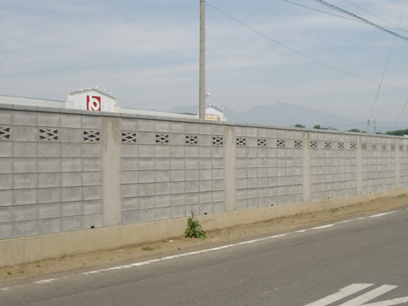 みどり市大間々町墓地ブロック塀