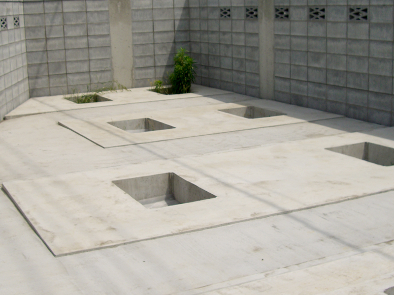 みどり市大間々町墓地ブロック塀