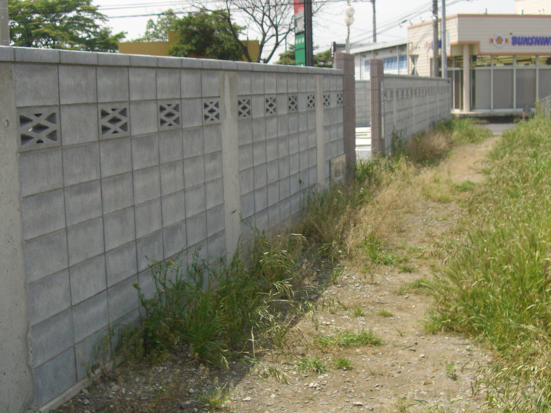 みどり市大間々町墓地ブロック塀