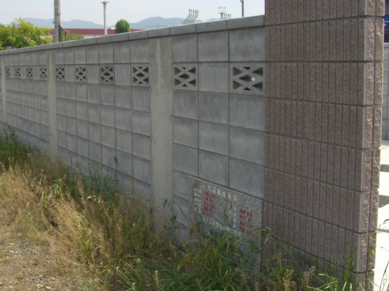 みどり市大間々町墓地ブロック塀