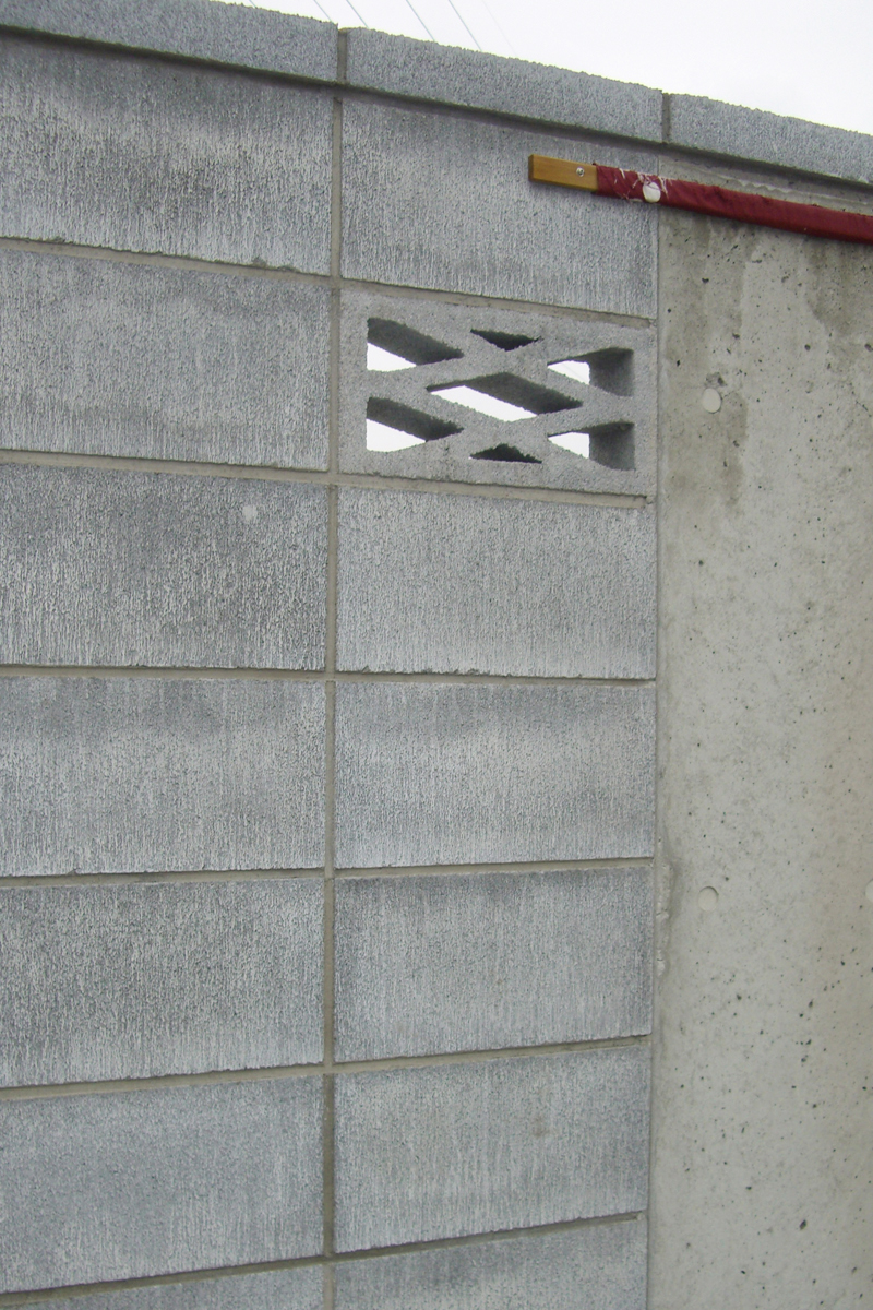 みどり市大間々町墓地ブロック塀